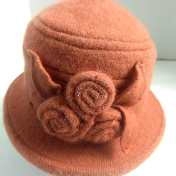 Angela & William | Accessories | Gatsby Hat Fuzzy Cloche 0  display picture 1